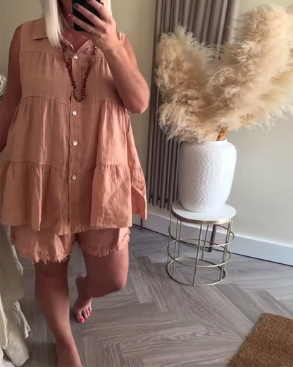 Completo casual con pantaloncini e bottoni senza maniche e revers