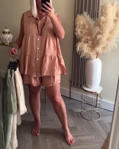 Completo casual con pantaloncini e bottoni senza maniche e revers