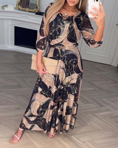 Elegante abito stampato con maniche a tre quarti