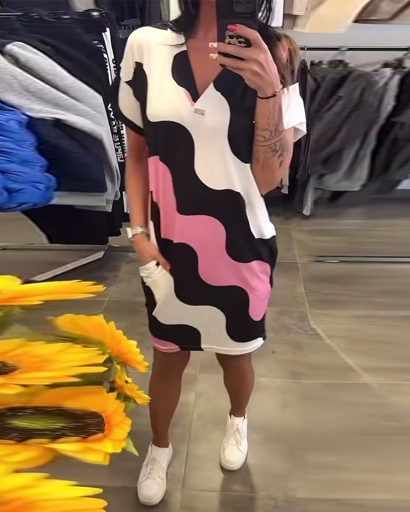 Kleid mit V-Ausschnitt und Wellenmuster