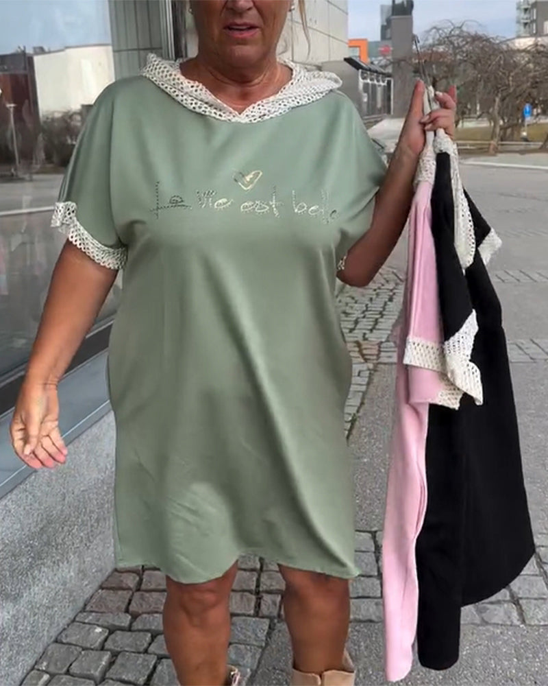 Lässiges, lockeres Kleid mit Kapuze