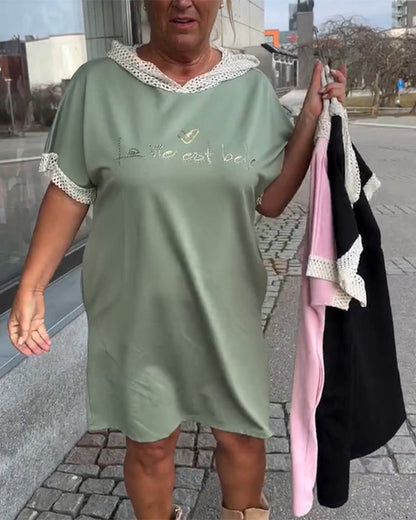 Lässiges, lockeres Kleid mit Kapuze