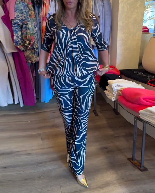 Abito slim fit stampato con scollo a V e pieghe