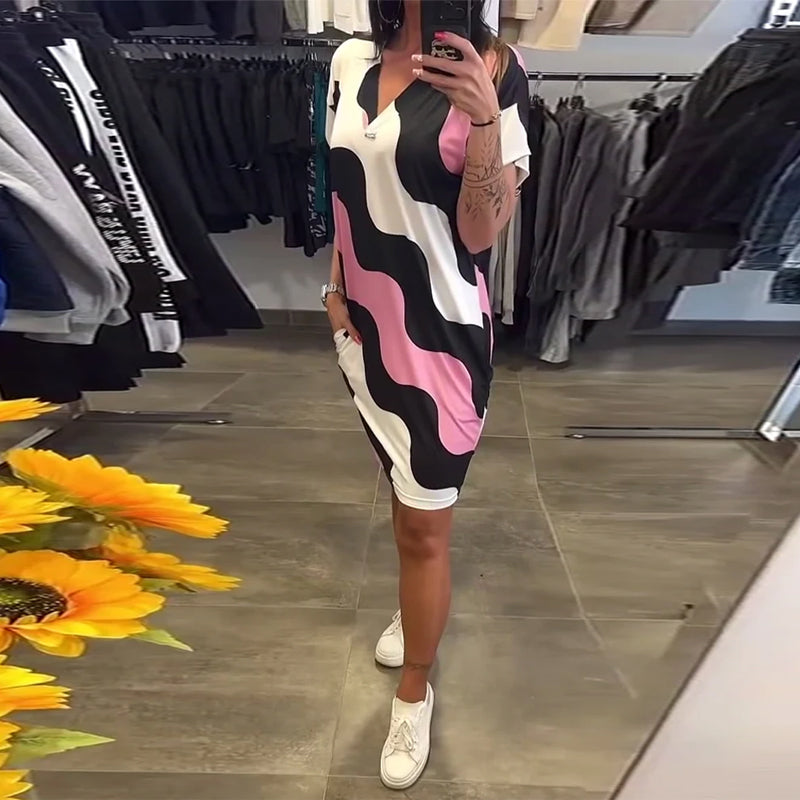 Kleid mit V-Ausschnitt und Wellenmuster