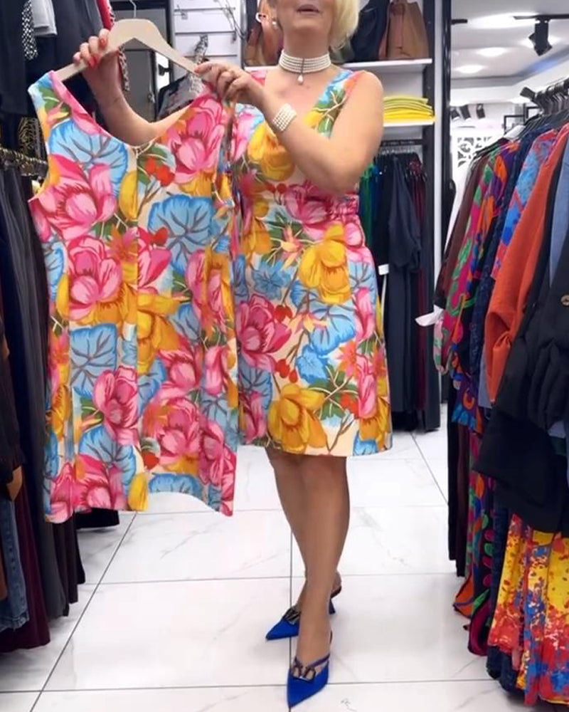 Ärmelloses Kleid mit V-Ausschnitt und geblümter Taille