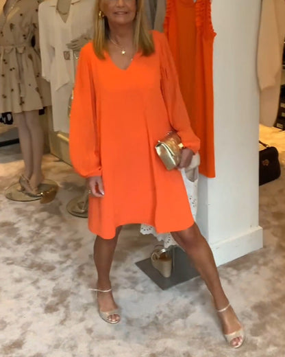 Ensfarget kjole med lanterne med V-hals