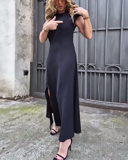 Elegantes, einfarbiges Kleid mit kurzen Ärmeln und Schlitz