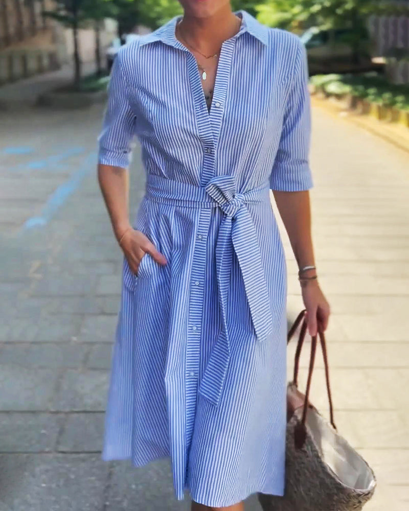 Gestreiftes Kleid mit Taillenschnürung und Revers