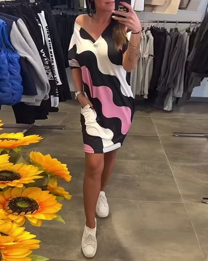 Kleid mit V-Ausschnitt und Wellenmuster