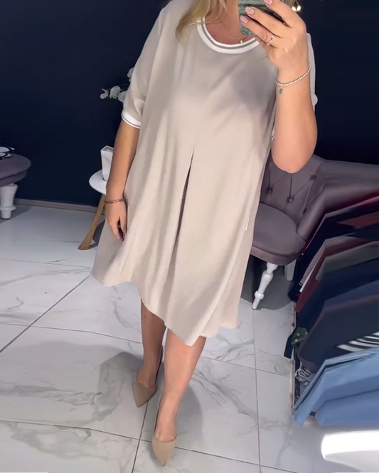 Lässiges, elegantes Kleid mit Rundhalsausschnitt und Tasche