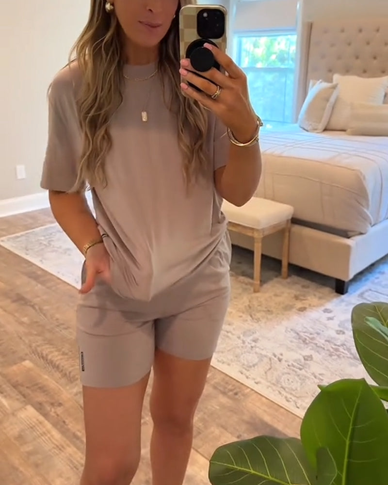 Completo sportivo a due pezzi con pantaloncini ad asciugatura rapida