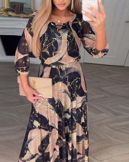 Elegante abito stampato con maniche a tre quarti