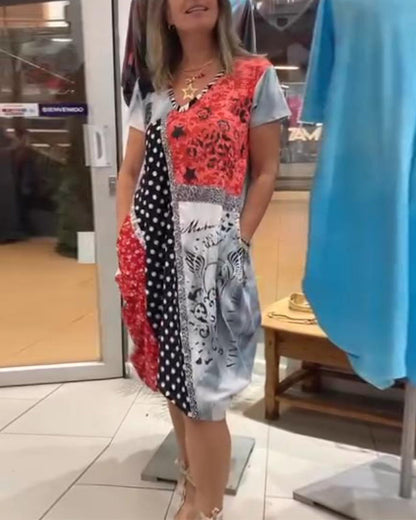 Bedrucktes Kleid mit kontrastierenden Taschen und Punkten