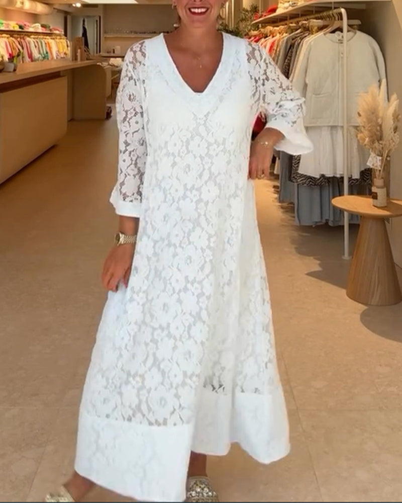 Lockeres Kleid mit V-Ausschnitt und hohler Spitze und Blumen