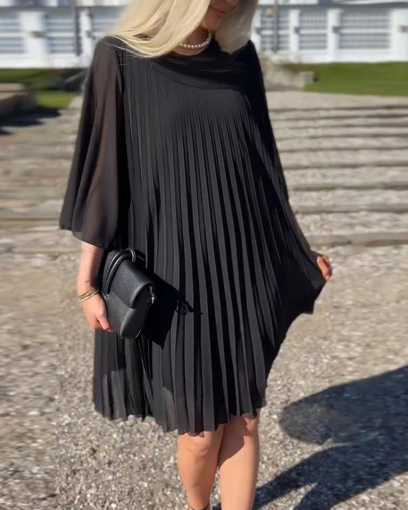 Abito plissettato a tinta unita con maniche a tre quarti