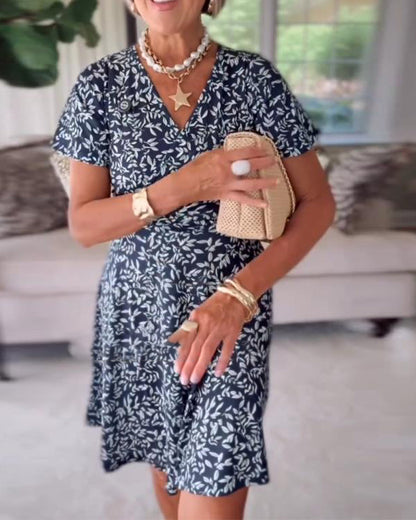 Kurzarmkleid mit V-Ausschnitt und Blattmuster