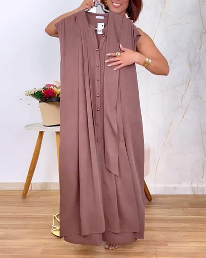 Abito senza maniche con collo alto e vita plissettata