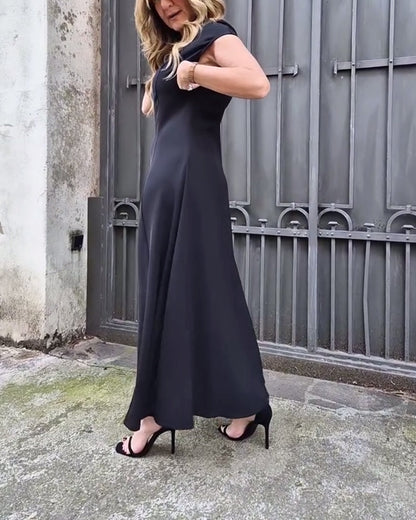 Elegantes, einfarbiges Kleid mit kurzen Ärmeln und Schlitz