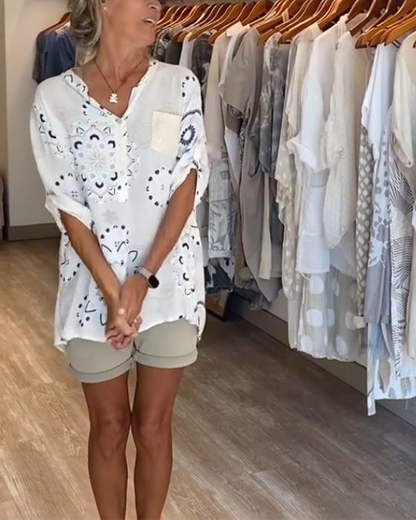 Camicetta versatile con scollo a V e maniche corte stampate