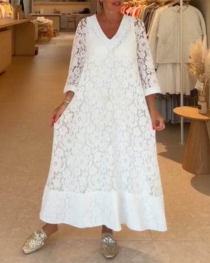 Lockeres Kleid mit V-Ausschnitt und hohler Spitze und Blumen