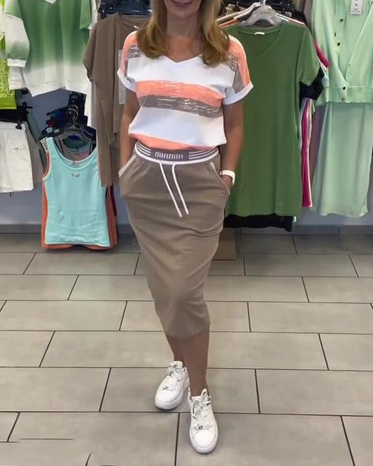 Completo gonna sportiva a righe con scollo a V